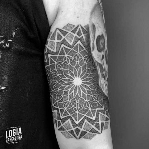 tatuaje-brazo-geometria-ferran-torre-logia-barcelona 